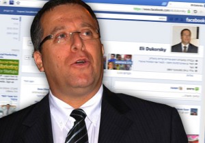 אלי דוקורסקי על רקע הפייסבוק (עיבוד מחשב)