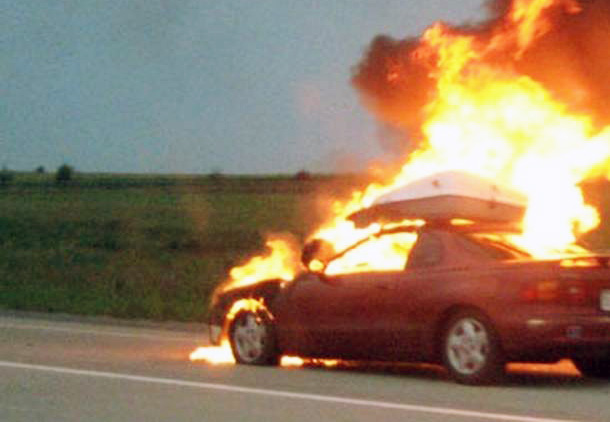 רכב עולה באש (צילום ארכיון)