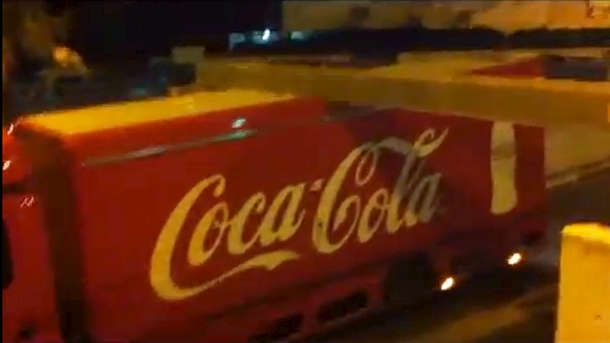 תקועה במנהרה. משאית קוקה-קולה