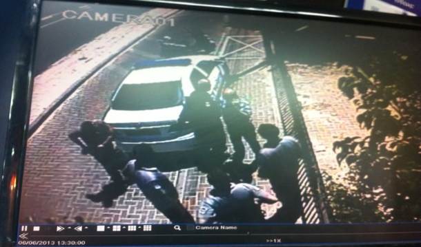 שוטרים ופקחים שהגיעו לבית העסק של אלבז לאחר שתלה שלט במקום (צילום מתוך מצלמות האבטחה)