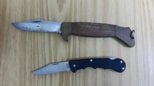 הסכינים שנמצאו על החשוד