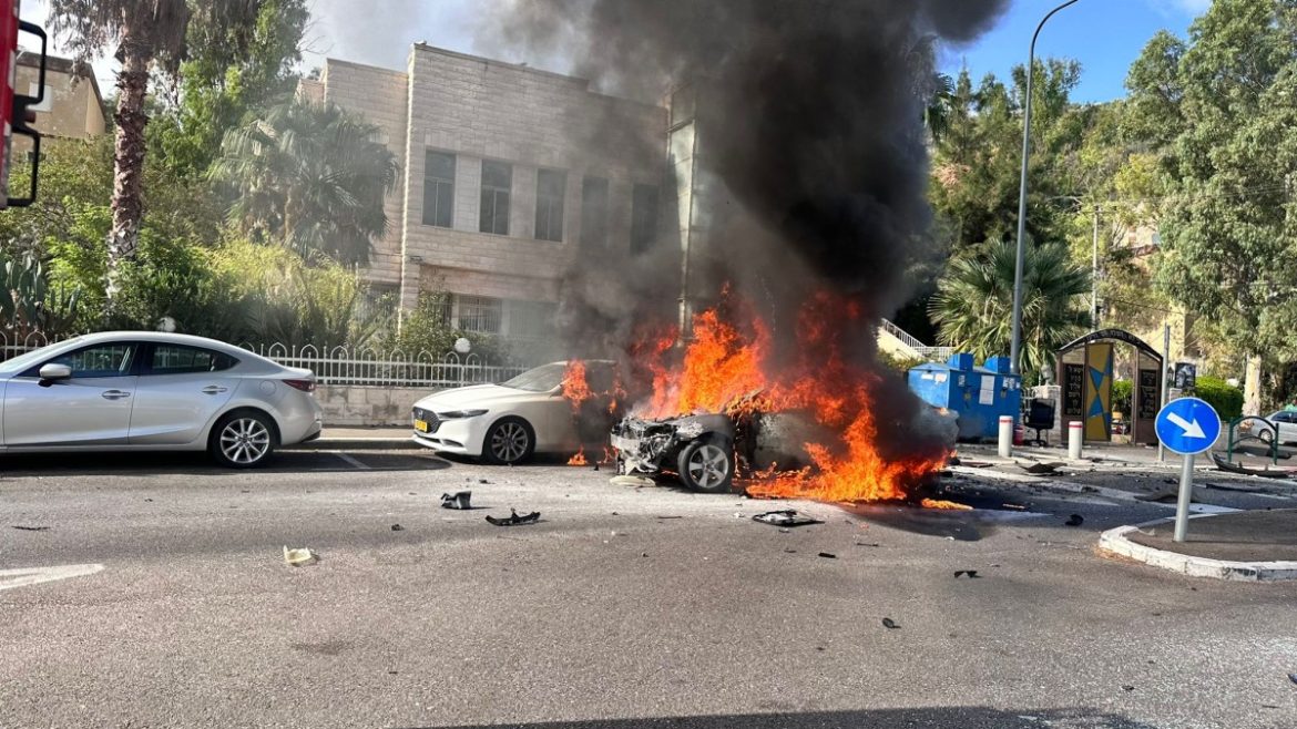 הרכב שהתפוצץ והתלקח בקרית אליעזר (צילום: דוברות כבאות והצלה)