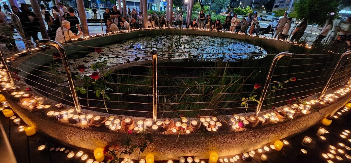מאות נרות הודלקו ברחבת האנדרטה בקרית ביאליק | צילום: דוברות העירייה