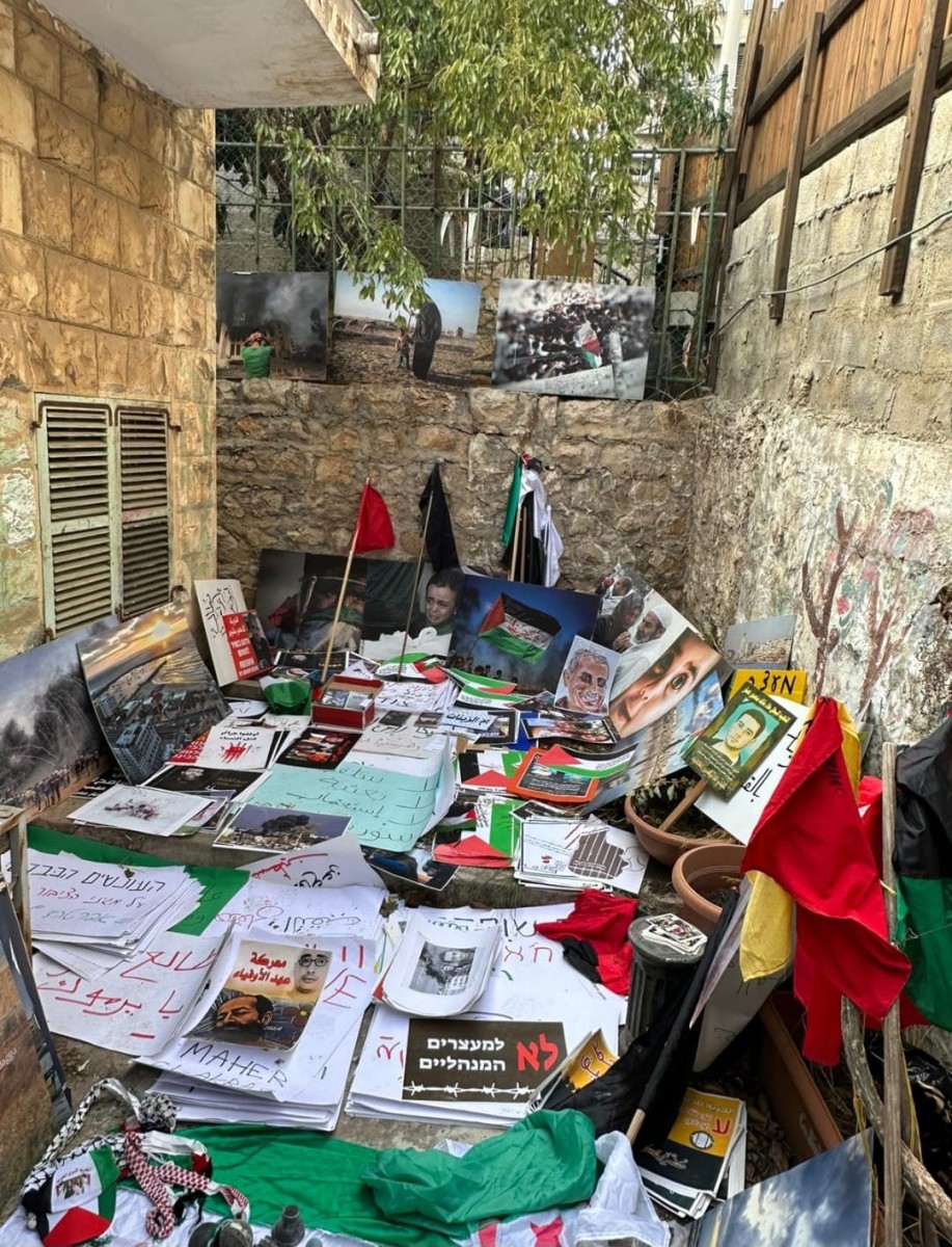 החומרים הרבים שנתפסו בביתו של יואב בר | צילום: דוברות המשטרה