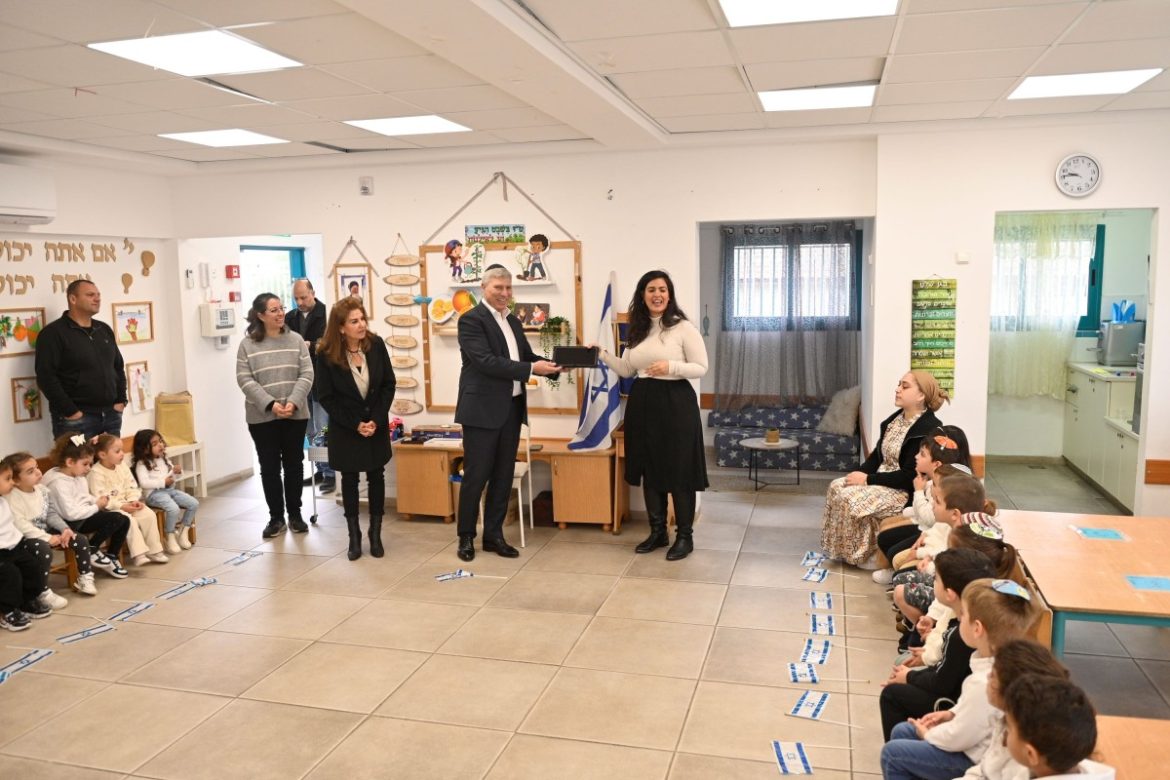 נציגי המיזם "גוגלה", צוותי החינוך וראש העירייה מבקרים בגני הילדים | צילום: דוברות העירייה