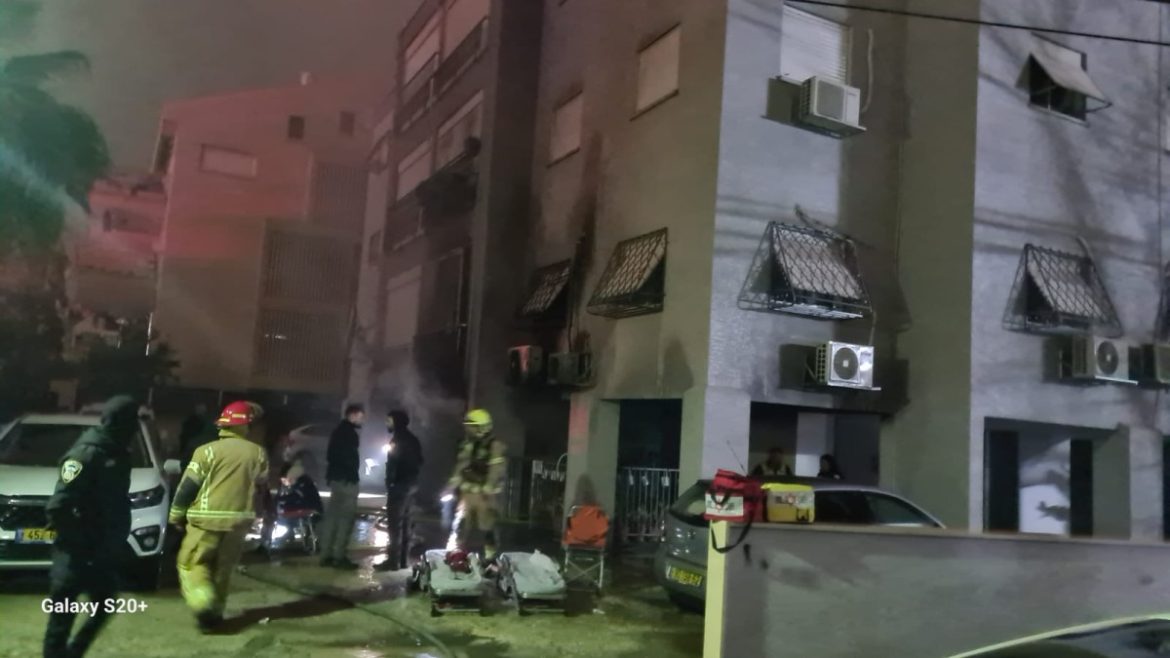 שריפה בדירה ברחוב הגדוד העברי בקרית חיים | צילום: דוברות כבאות והצלה חוף