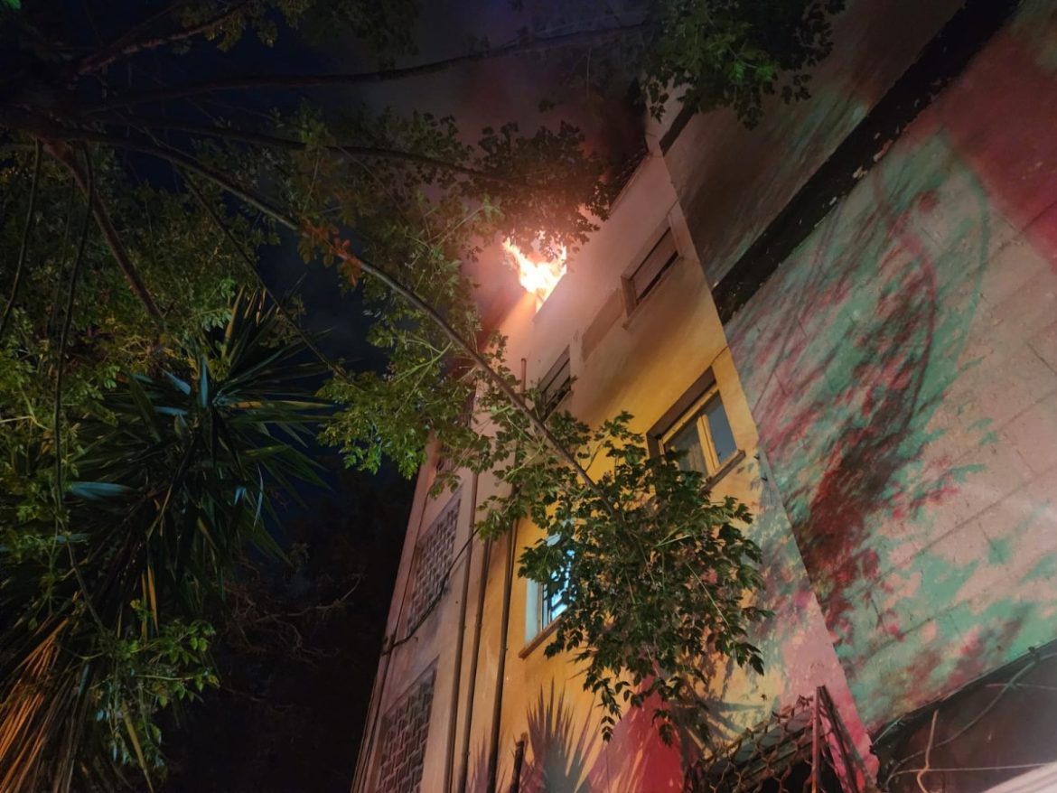 שריפה בדירת מגורים ברחוב אינטרנציונל בחיפה | צילום: דוברות כבאות והצלה