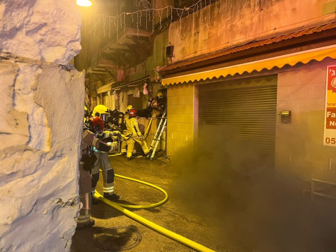 שריפה בדוכן פלאפל ברחוב יוחנן הקדוש בחיפה | צילום: דוברות כבאות והצלה